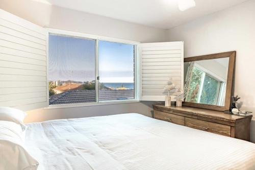Ocean Views 2-Bed Apartment Minutes from Beach