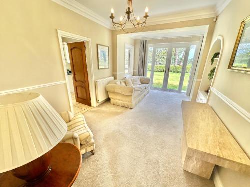 Golf Course View - Large Four Bed Home with Garden and Parking - New Forest and Beach Links