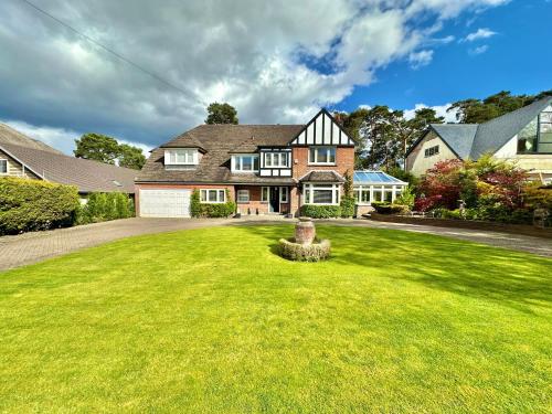 Golf Course View - Large Four Bed Home with Garden and Parking - New Forest and Beach Links