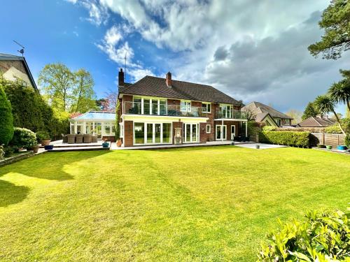 Golf Course View - Large Four Bed Home with Garden and Parking - New Forest and Beach Links