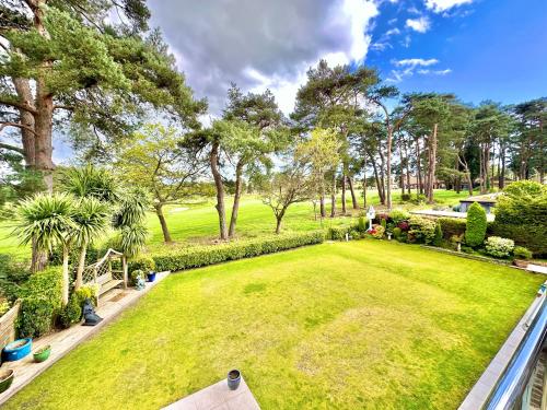 Golf Course View - Large Four Bed Home with Garden and Parking - New Forest and Beach Links