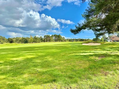 Golf Course View - Large Four Bed Home with Garden and Parking - New Forest and Beach Links