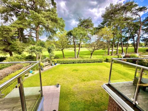 Golf Course View - Large Four Bed Home with Garden and Parking - New Forest and Beach Links