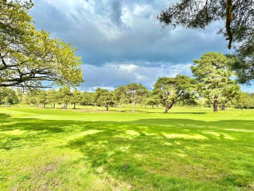 Golf Course View - Large Four Bed Home with Garden and Parking - New Forest and Beach Links