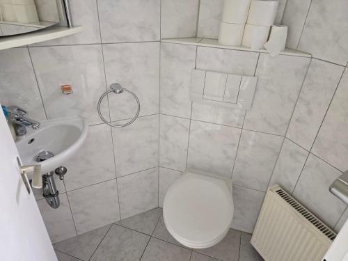 Bathroom, Sarahs Ferienhaus in Raunheim