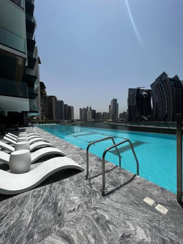 Dubai Skyline Retreat with Burj Khalifa View