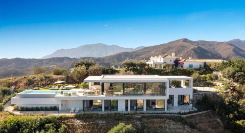 Exclusive VILLA IMAGINE MARBELLA by IMAGINEMARBELLA, breathtaking panoramic sea views heated infinity pool gîte à louer Monte Mayor Golf Club