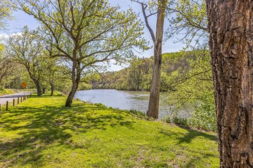 Riverside Serenity- A Picturesque Retreat cottage in Shenandoah, USA