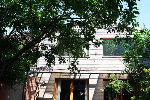 Maison en bois au fond du jardin