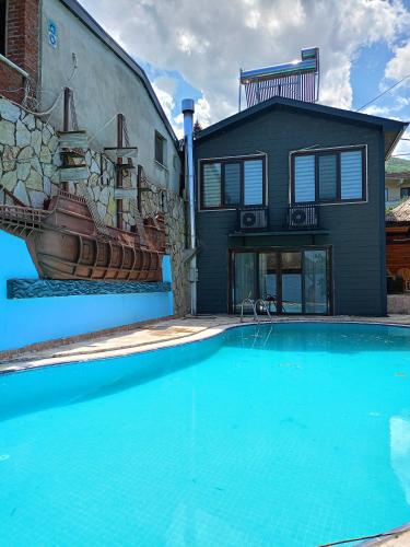 2 bedrooms, 3 beds