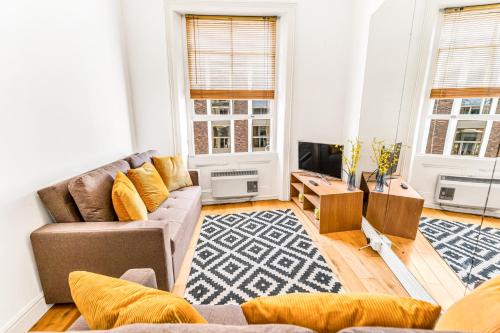 LUXstay2 Earls Court Apartment - Sleeps up to 8