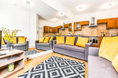 LUXstay2 Earls Court Apartment - Sleeps up to 8
