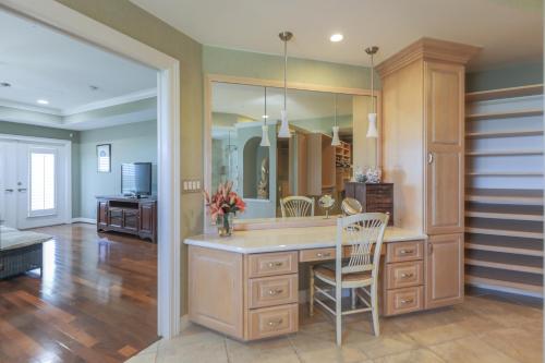 Three-Bedroom Condo image 10