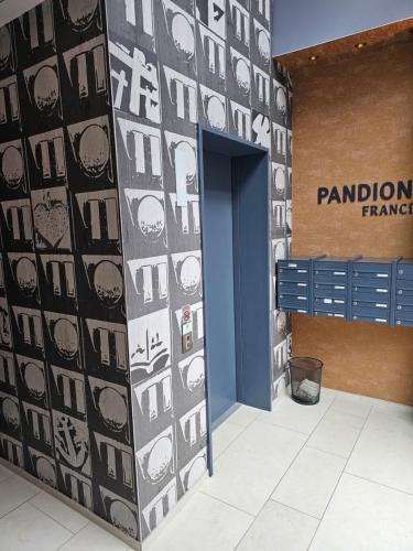 3 rooms 2 bathrooms 2 toilets new apartment center of Düsseldorf underground parking space contactless self check-in, Дюссельдорф (фото 9)