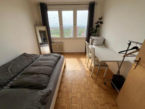 Private room in a shared park-side apartment with a great connection to the city center in Prague 15