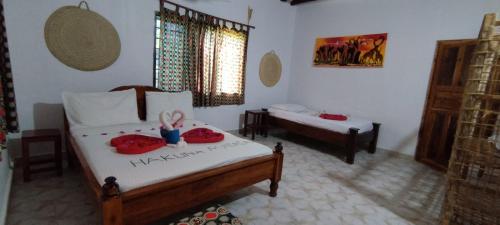 1 queen bed, 1 double bed