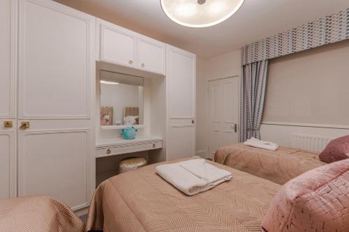 Stylish Retreat 2 Bed Lower Ground 2HS - image 7
