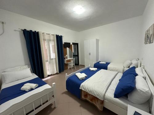 Quadruple Room with Balcony image 2