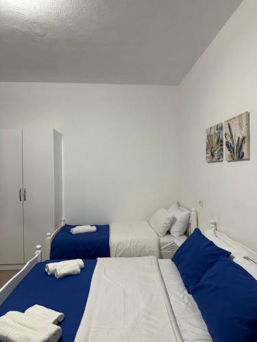 Quadruple Room with Balcony image 5