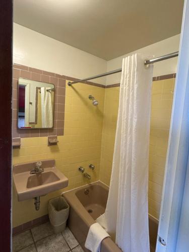 Thruway Holiday Motel