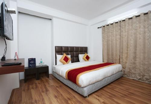 Standard Double Room image 8