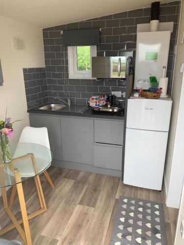 virtuve, Estuary View - Cosy Shepherds Hut for Two with Private Facilities in Churchstow