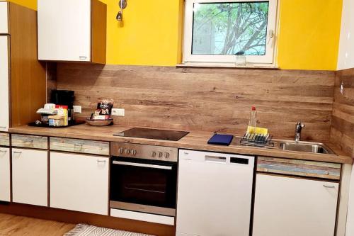 virtuve, Colourful 2.5 Bedroom With Large Balcony & Garden. in Neidling
