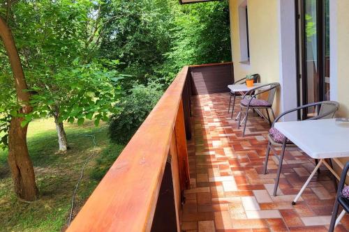 Balkons/terase, Colourful 2.5 Bedroom With Large Balcony & Garden. in Neidling