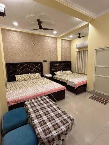 Deluxe Quadruple Room image 9