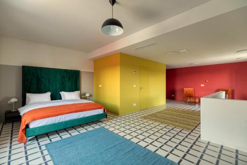 1 queen bed, 2 sofa beds