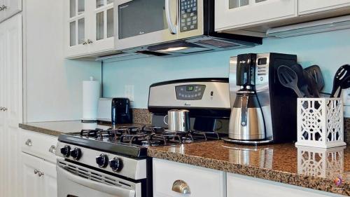 Charming Cottage Prime Location 3BR in South Haven, USA