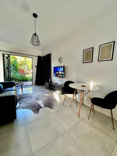 One-Bedroom Apartment room in Apartment close to Menlyn Maine