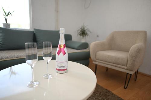 Cinema Vardar Apartment, Downtown - Pedestrian Zone, Fully Air-Conditioned, FREE PARKING, Skopje