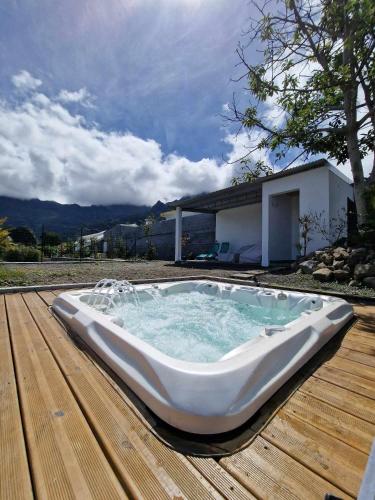 Fleurs Jaunes Cilaos - Location saisonnière - Cilaos