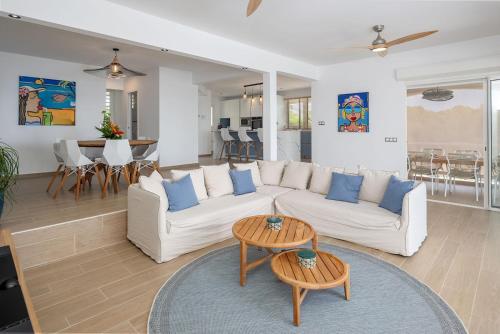 Общ салон/телевизионна зона, Villa vue mer, piscine, plage 2 min à pied, 10 personnes (Villa vue mer, piscine, plage 2 min a pied, 10 personnes) in Mare Gaillard