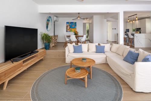 Общ салон/телевизионна зона, Villa vue mer, piscine, plage 2 min à pied, 10 personnes (Villa vue mer, piscine, plage 2 min a pied, 10 personnes) in Mare Gaillard