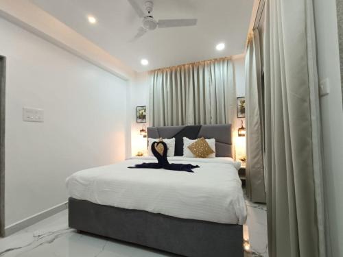 STAY & EXPLORE - Luxury Pool view 1 BHK with bathtub near Calangute Baga Beach - image 3