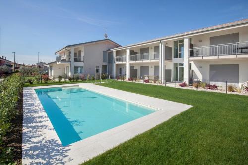 Apartment with Pool View 