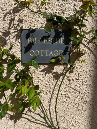 Quaint self contained cottage near Edinburgh. 2