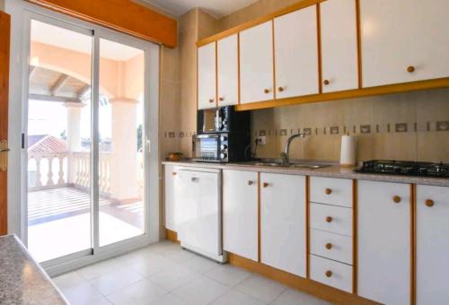 廚房, Casa Barta 200m od moře (The three bedrooms Casa Barta - 300m from the beach with a beatiful see view from the terrace and pr) in 聖胡安德羅斯特羅斯