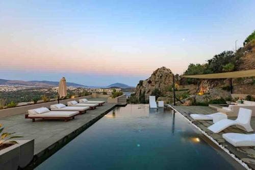 Mansion with sea and rocks view, housekeeper, breakfast