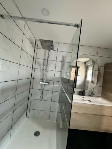 Zuhanyzó, Maison aux pieds du circuit de Mirecourt in Baudricourt