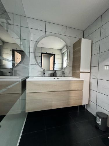 Fürdőszoba, Maison aux pieds du circuit de Mirecourt in Baudricourt