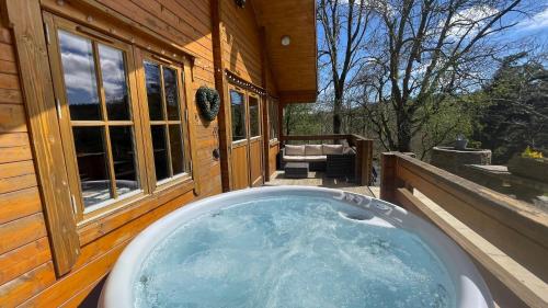 Karstais baseins, Bothy Cabin -Log cabin in wales - with hot tub in Bettws Cedewain