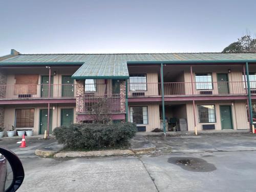 Country Inn & Suite - image 10