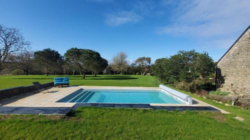 RÉF 405 - KERVIGNAC gîte indépendant avec piscine privative dans longère partie de gauche sur propriété - Location saisonnière - Kervignac