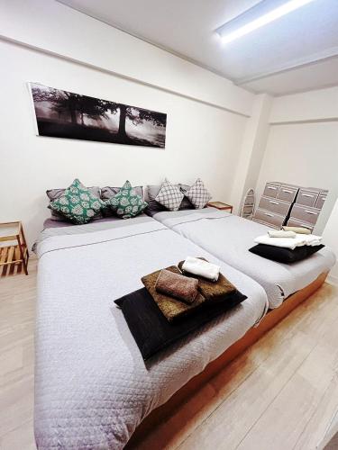 新大阪徒步30秒 Shinosaka Station 30s, Direct to Kansai Airport 關西空港直達, Shinkansen to Kyoto, Tokyo & Nagoya, Universal Studio 16 mins, Umeda 6 mins, Kyoto 25 mins, Early Check in