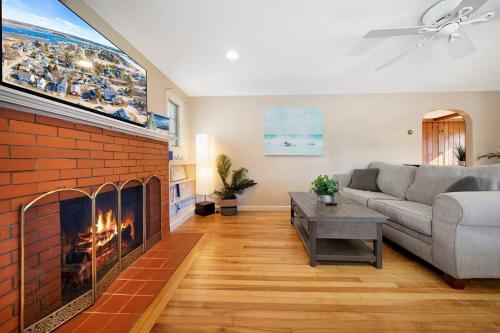 Seaside Serenity: Charming 2BR Escape - Parking