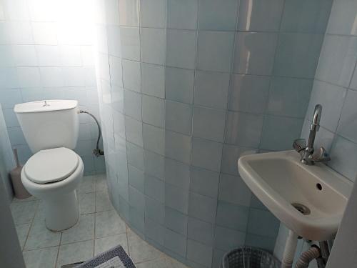 Single Room image 6