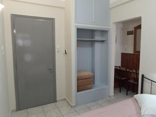 Quadruple Room with Bathroom image 7